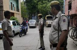 वाह रे यूपी पुलिस! अंगूठियां और लॉकेट देख पहचान गए लड़की का चरित्र