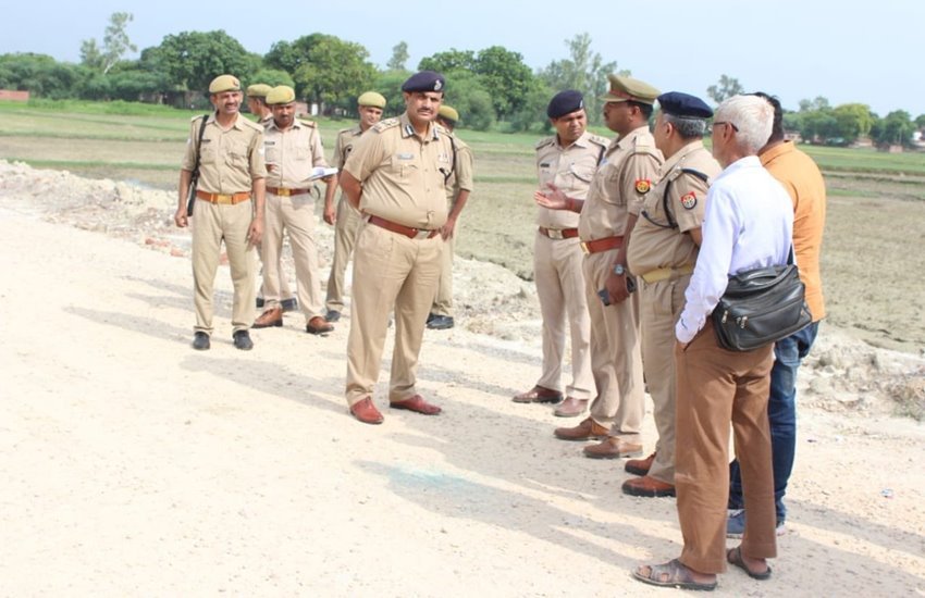 प्रयागराज में घटना के बाद जांच में जुटी पुलिस 
फोटो सोर्स- UP POLICE/ट्विटर 