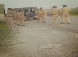 UP: पुलिसवालों की राइफलें छीनकर 2 सिपाहियों को मार डाला, फिर 3 कैदियों को छुड़ा ले गए बदमाश