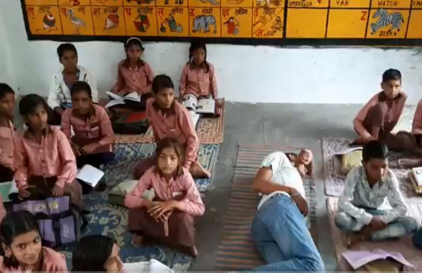 यूपी के सरकारी स्कूल में सोते मिले टीचर 
फोटो सोर्स- @GaonConnection ट्विटर 