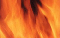 न चोर… न कोई गलत इरादा… फिर भी युवक को जिंदा जलाने दौड़े लोग