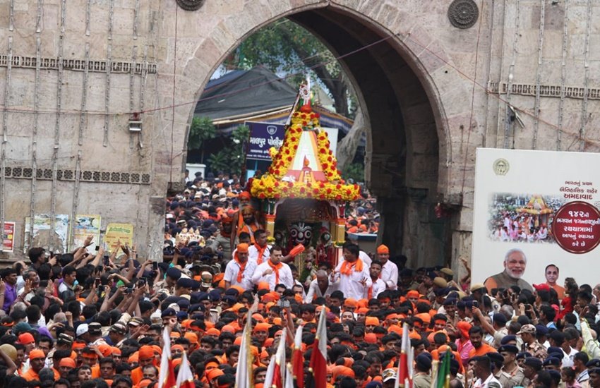 भगवान जगन्नाथ की रथ यात्रा पूरे देश में धूमधाम से निकाली जा रही है। ओडिशा के पुरी में इस दौरान उत्सव मनाया जा रहा है, लेकिन गुजरात के अहमदाबाद व पश्चिम बंगाल में भी इसकी धूम कम नहीं है। वहीं, लाखों श्रृद्धालु उत्साह के साथ भगवान जगन्नाथ की रथ यात्रा में शामिल हो रहे हैं।