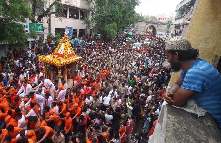 उड़ीसा के अलावा अहमदाबाद व कोलकाता में भी धूमधाम से भगवान जगन्नाथ की रथयात्रा निकाली गई।
