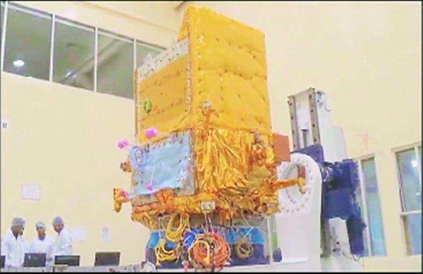 आठ साल में वैज्ञानिकों ने 436 किलोग्राम वजनी एमिसैट को बनाया। आठ साल में वैज्ञानिकों ने 436 किलोग्राम वजनी एमिसैट को बनाया।