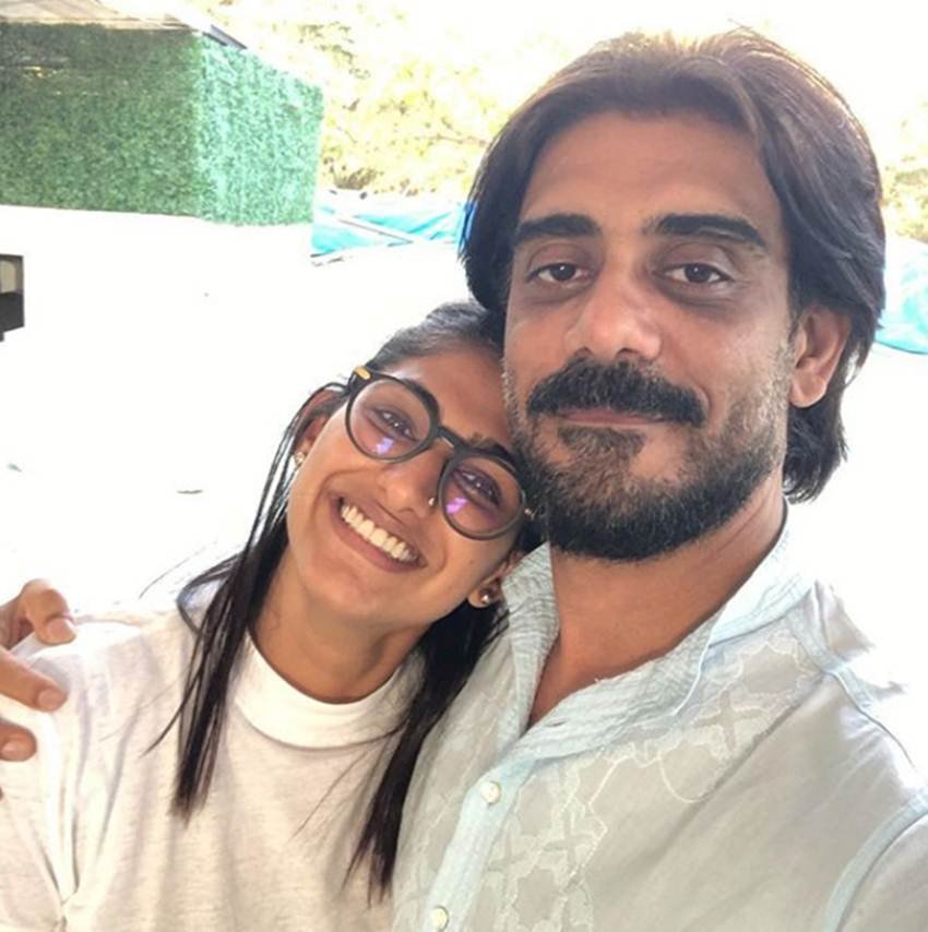 рдЬреИрд╕реЗ-рддреИрд╕реЗ рд╕реМрд░рдн рдмрдЪрдкрди рдХреА рдХрдард┐рдирд╛рдЗрдпреЛрдВ рдХреЛ рдкрд╛рд░ рдХрд░ рдЬрд╡рд╛рдиреА рдХреА рджрд╣рд▓реАрдЬ рдореЗрдВ рджрд╛рдЦрд┐рд▓ рд╣реБрдПред рд▓реЗрдХрд┐рди рдпрд╣рд╛рдВ рднреА рдЙрдиреНрд╣реЗрдВ рд╡рд╣реА рдорд┐рд▓рд╛ рдЬреЛ рдХрд┐рд╕реА рдХреЛ рднреА рдЕрдВрджрд░ рддрдХ рддреЛрдбрд╝ рджреЗред рд╕реМрд░рдн рдХреА рдЧрд░реНрд▓рдлреНрд░реЗрдВрдб рдиреЗ рдЙрдиреНрд╣реЗрдВ рдзреЛрдЦрд╛ рджреЗрддреЗ рд╣реБрдП рдХрд┐рд╕реА рдФрд░ рдХреЗ рд╕рд╛рде рдШрд░ рдмрд╕рд╛ рд▓рд┐рдпрд╛ред