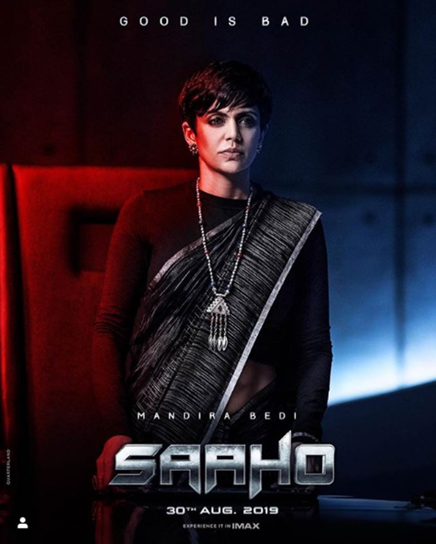 बाहुबली एक्टर प्रभास और श्रद्धा कपूर स्टारर 'साहो' अपने मेकिंग के ऐलान के साथ ही लगातार चर्चा में बनी हुई है। 30 अगस्त को रिलीज होने जा रही साहो एक बार फिर से चर्चा में है। इस बार फिल्म के कलाकारों के पोस्टर सोशल मीडिया में खूब वायरल हो रहे हैं। पिछले कई दिनों से लगातार किरदारों के पोस्टर जारी किए जा रहे थे। इसी कड़ी में फिल्म मेकर्स ने लेटेस्ट पोस्टर में मंदिरा बेदी के लुक को पब्लिक किया है। मंदिरा इस पोस्टर में काफी इंटेन्स दिख रही हैं। पोस्टर पर लिखा हुआ है गुड इज बैड। पोस्टर में मंदिरा बेदी बलैक साड़ी में गजब के लुक्स देती नजर आ रही हैं। मंदिरा बेदी कल्कि नाम के किरदार में नजर आएंगी। देखिए बाकी कैरेक्टर्स के पोस्टर। (All Photos: @sujeethsign/insta)