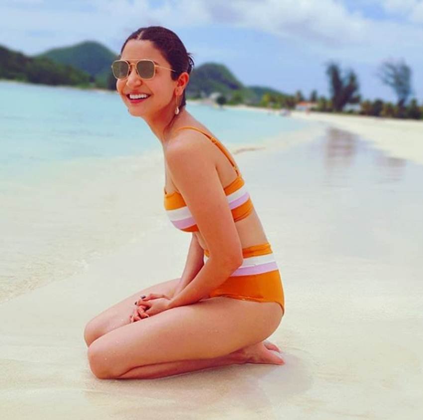 अनुष्का शर्मा ने जो बिकिनी फोटो पोस्ट की है उसमें वह मुस्कुराते हुए समंदर किनारे बैठी दिख रही है।