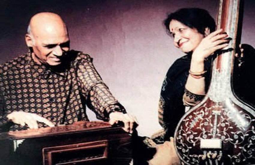 अपने सदाबहार नगमों से संगीत की दुनिया को गुलजार करने वाले महान संगीतकार पद्मभूषण मोहम्मद जहूर ख्य्याम हाशमी ने 92 साल की उम्र में इस दुनिया को अलविदा कह दिया। सोमवार रात 9.30 मिनट पर मुंबई के अस्पताल में उन्होंने अंतिम सांस ली। खय्याम 28 जुलाई को अपनी आर्मचेयर से गिर गए थे जिसके बाद उन्हें अस्पताल में भर्ती कराया गया था। लगभग 20 दिनों तक मौत से लुकाछिपी के बाद वह ईश्वर को प्यारे हो गए। खय्याम के संगीत के लिए तो उन्हें लगभग हर कोई जानता था लेकिन ये बात बहुत ही कम लोगों को मालूम है कि वह इंटरकास्ट मैरिज करने वाले बॉलीवुड के पहले शख्स थे। (Photo: @RupinderKW/twitter)
