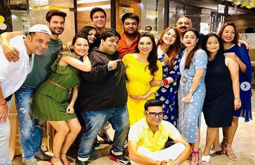 टीवी के मशहूर कॉमेडियन कपिल शर्मा जल्द पिता बनने वाले हैं। उनकी पत्नी गिन्नी चतरथ प्रेग्नेंट हैं। हाल ही में कपिल पत्नी गिन्नी और 'द कपिल शर्मा शो' साथी एक्टर्स के साथ बेबी शॉवर फंक्शन में पहुंचे। ये बेबी शावर फंक्शन द कपिल शर्मा शो के राइटर वंकुश अरोड़ा की पत्नी रिद्धि भट्ट का था। (All Photos: @kapilfc/Instagram)
