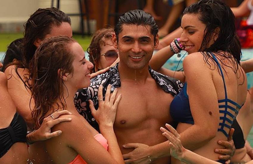 साल 2009 में तेरे संग नाम की एक फिल्म आई। फिल्म में 15 साल की लड़की प्रेग्नेंट हो जाती है। कच्ची उम्र के प्यार पर आधारित इस फिल्म से एक नाम चर्चा में आया। नाम था रुसलान मुमताज। हालांकि इस फिल्म से एक्टर की चर्चा भर हुई फिल्म नहीं चली। रुसलान ने MP3 मेरा पहला पहला प्यार है से एक्ट‍िंग डेब्यू करने के बाद जाने कहां से आई है, अलर्ट, डेंजरस इश्क, आई डोंट लव यू, मस्तांग मामा, रोमियो इडियट देसी जूलियट, खेल तो अब शुरू होगा जैसी फिल्मों में भी काम किया। इन फिल्मों से रुसलान का ना तो नाम हुआ और ना ही ये फिल्में चल पाईं। बता दें कि रुसलान अपने जमाने की मशहूर अभिनेत्री मुमताज के बेटे हैं। (All Pics: @Ruslanmumtaz/instagram)