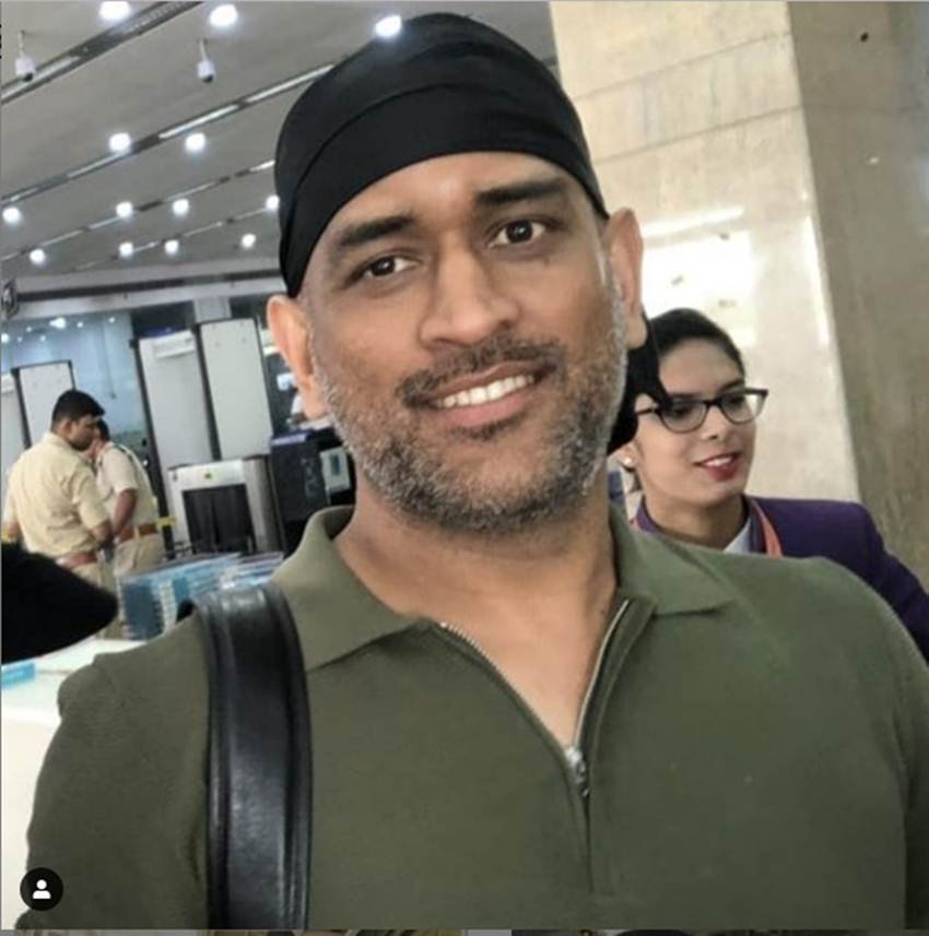 टीम इंडिया के पूर्व कप्तान लेफ्टिनेंट कर्नल धोनी 30 जुलाई से 15 अगस्त तक कश्मीर में आतंकवाद विरोधी यूनिट में तैनात थे। उन्होंने पैरा कमांडो की बटालियन में 15 दिन ड्यूटी की। 15 अगस्त भी वहीं मनाया था।