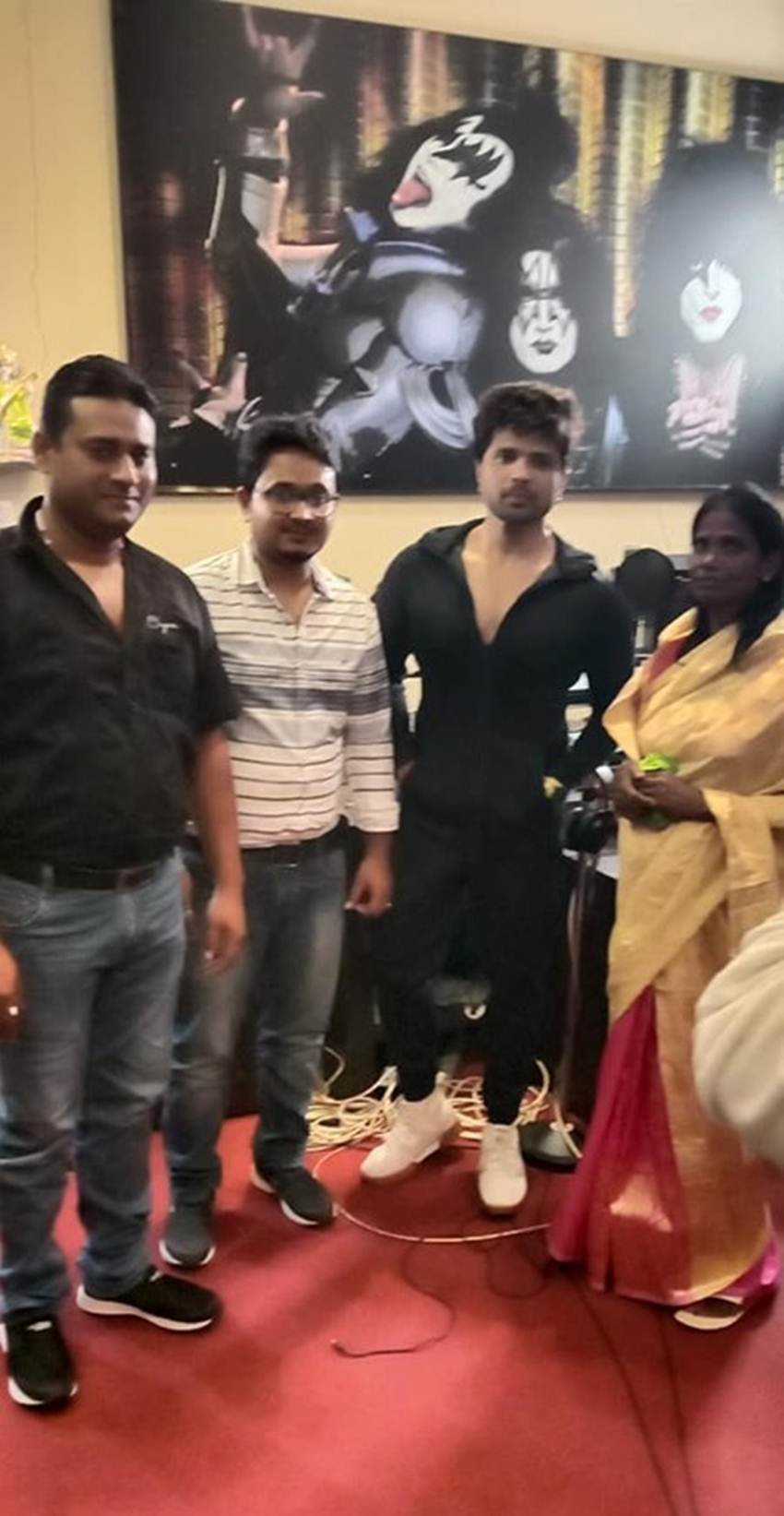 हिमेश जब रानू से अपनी फिल्म का गाना गवा रहे थे तब अतींद्र भी उनके साथ स्टूडियो में मौजूद रहे।