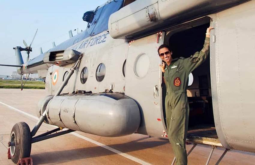 क्षमता और काबिलियत के मामले में कोई लड़की किसी भी लड़के से कम नहीं है। इस बात को फिर एक बार साबित किया है देश की एक बेटी ने। इनका नाम है शालिजा धामी। इंडियन एयर फोर्स की विंग कमांडर शालिजा धामी ने वायुसेना की पहली महिला फ्लाइट कमांडर बनने का गौरव अपने नाम किया है। शालिजा पिछले 15 सालों से भारतीय वायुसेना को अपनी सेवाएं दे रही हैं। फ्लाइट कमांडर बन शालिजा ने गाजियाबाद के हिंडन एयरबेस पर चेतक हेलिकॉप्टर यूनिट में ड्यूटी संभाली है। (Photo: @AvishekDhar/fb)