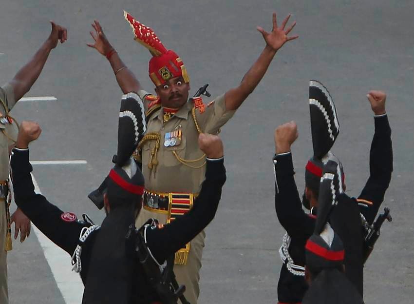 इंडियन आर्मी विश्व की चौथी सबसे ताकतवर सेना है। भारतीय सेना में 13,62,500 एक्टिव सैनिक हैं। पाकिस्तान के पास इससे करीब आधे (6,37,000) सैनिक हैं। सैनिकों की संख्या के लिहाज से भारतीय सेना दुनिया की दूसरी सबसे बड़ी सेना है।(Photo: PTI)