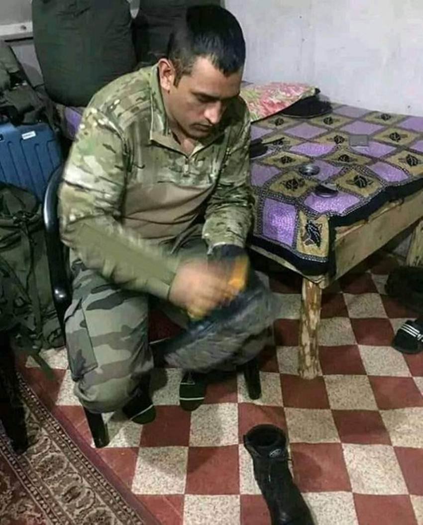 सेना के कैम्प से वायरल हुई महेंद्र सिंह धोनी की इस तस्वीर को देखकर लोग ये भी लिख रहे हैं कि जो एक साल में 100 करोड़ से ज्यादा कमाई करते हैं वो सिर्फ देश के लिए ये सब कर रहा है। (Photo: @BaijuRathore/twitter)