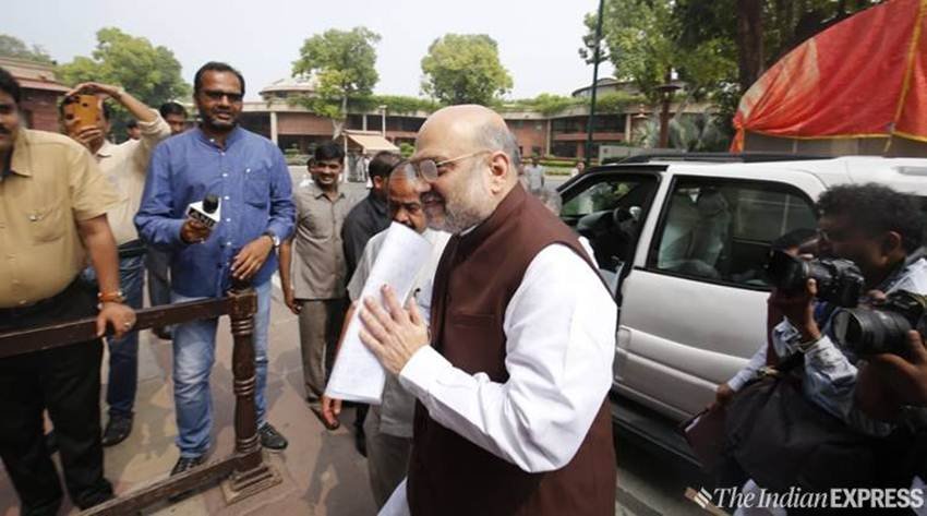 अमित शाह सुबह जब संसद पहुंचे तो पत्रकारों ने उनसे जानना चाहा कि आखिर कश्मीर में क्या हो रहा है। लेकिन अमित शाह सिर्फ मुस्कुराए हाथ जोड़े और निकल गए। (Photo: Indian Express)