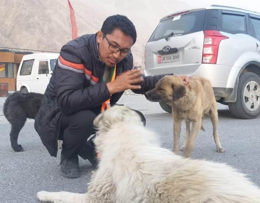 उनके पिता स्टैनजिन दोर्जी मिलिट्री इंजीनियरिंग सर्विस में कारपेंटर का काम करते थे तो मां ईशे पुतित हाउसवाइफ थीं।