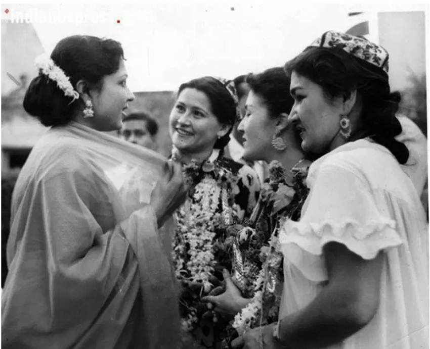 आरके स्टूडियो में डांसर Raisa Hodjisaidova का स्वागत करतीं एक्ट्रेस निरुपा रॉय।