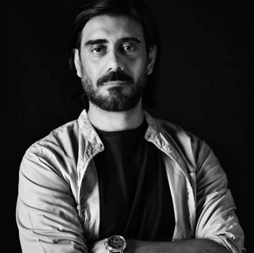 рд▓реЗрдХрд┐рди рдкреНрдпрд╛рд░ рдореЗрдВ рдорд┐рд▓реЗ рдЗрд╕ рдзреЛрдЦреЗ рд╕реЗ рд╕реМрд░рдн рдЯреВрдЯреЗ рдирд╣реАрдВред рдЙрдиреНрд╣реЛрдВрдиреЗ рдЕрдкрдиреА рдЧрд░реНрд▓рдлреНрд░реЗрдВрдб рдХреЛ рд╕рдмрдХ рд╕рд┐рдЦрд╛рдиреЗ рдХреЗ рд▓рд┐рдП рдРрд╕рд╛ рдореБрдХрд╛рдо рд╣рд╛рд╕рд┐рд▓ рдХрд░рдиреЗ рдХреА рдард╛рди рд▓реА рдЬрд┐рд╕реЗ рджреЗрдЦ рдХрд░ рдЙрд╕реЗ рдкрдЫрддрд╛рд╡рд╛ рд╣реЛ рдХрд┐ рдЙрд╕рдиреЗ рдЗрдиреНрд╣реЗрдВ рдХреНрдпреЛрдВ рдЫреЛрдбрд╝ рджрд┐рдпрд╛ред