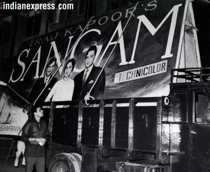 स्टूडियो में ट्रक पर रखे अपनी फिल्म के पोस्टर को निहारते राजेंद्र कुमार।