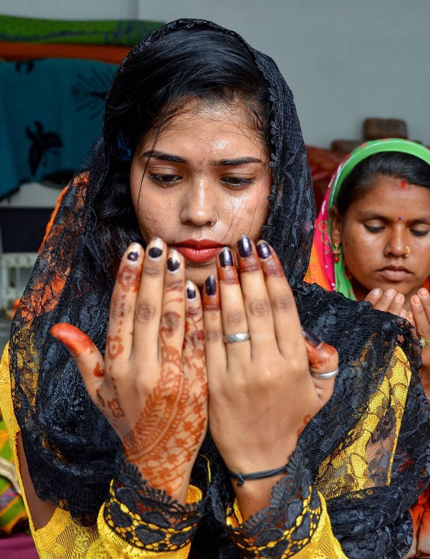 अमृतसर में ईद के दौरान मस्जिद में नमाज अदा करती युवती।