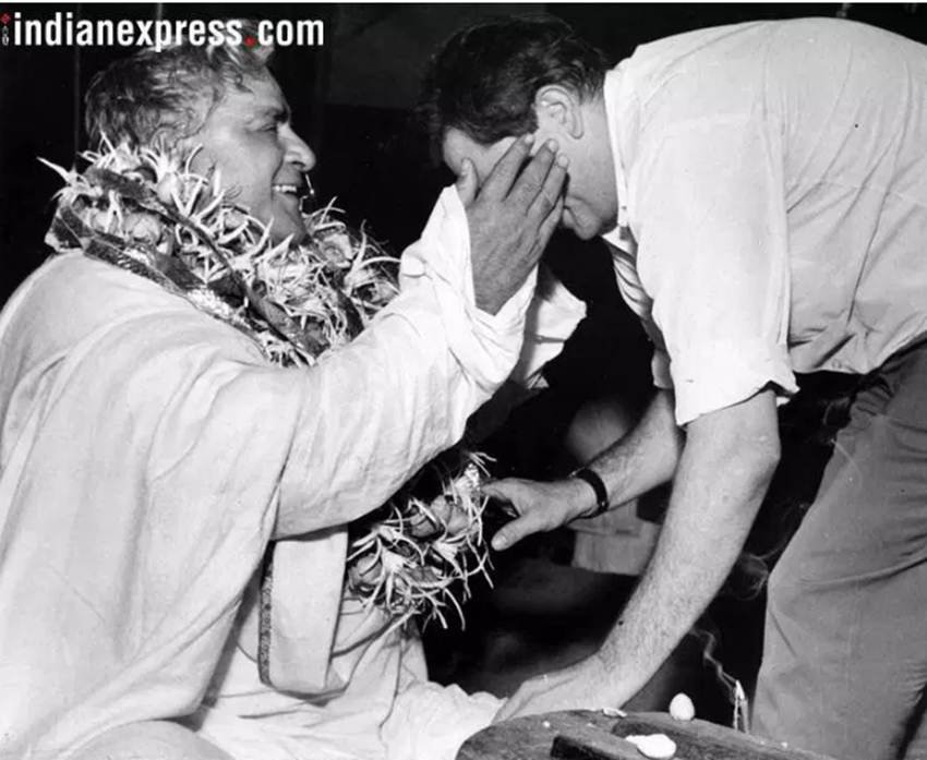 फिल्म मेरा नाम जोकर के मुहुर्त शॉट से पहले पिता पृथ्वी राज से आशीर्वाद लेते हुए राज कपूर।