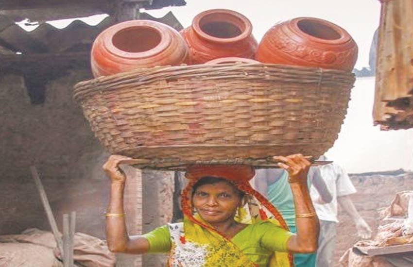 महिला श्रमिकों के हाथ
