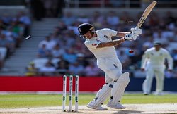 VIDEO: जोश हेजलवुड की तेज बाउंसर से टूटा हेलमेट, लेकिन बेन स्टोक्स को रोक नहीं सके ऑस्ट्रेलियाई गेंदबाज