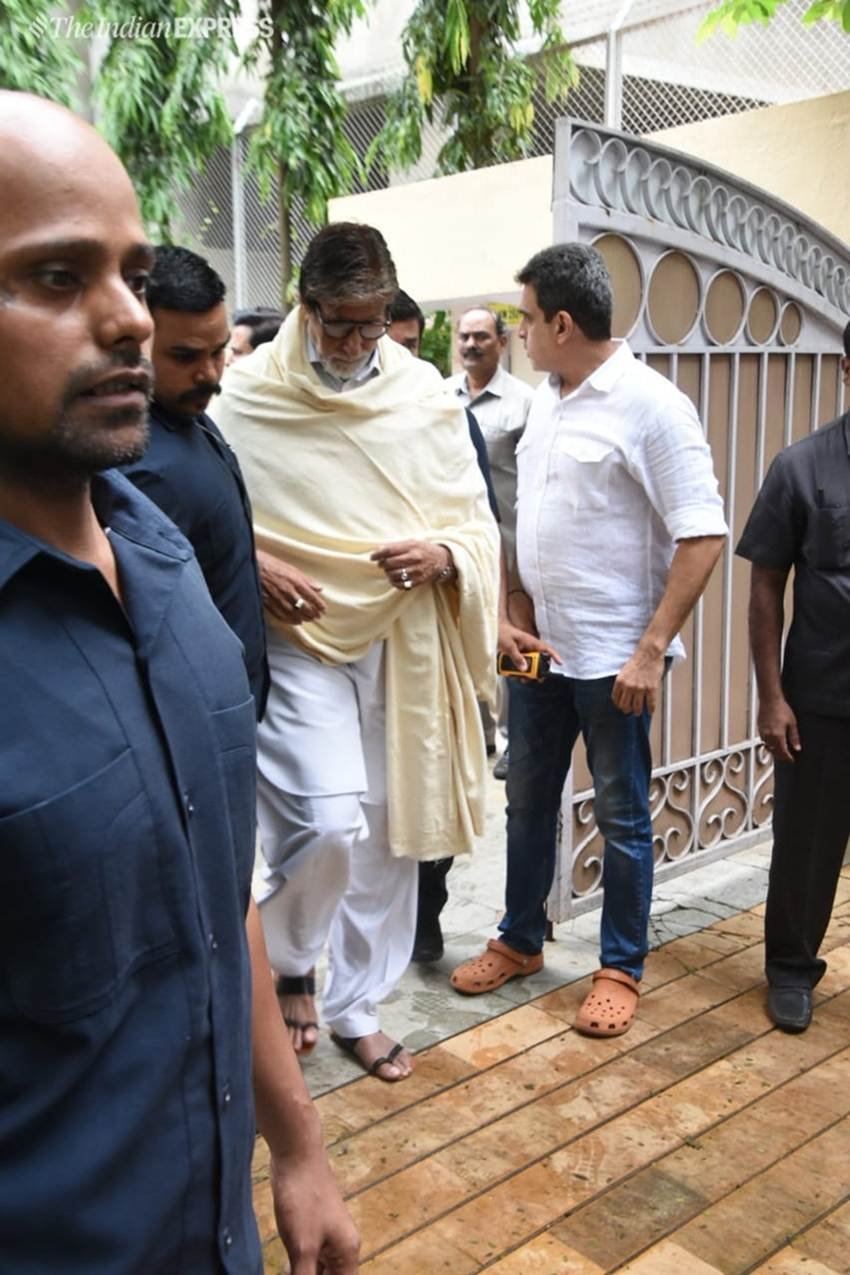 अमिताभ बच्चन भी जे ओम प्रकाश के अंतिम दर्शन को पहुंचे। इससे पहले उन्होंने ट्वीट कर उनके निधन पर शोक व्यक्त किया था।