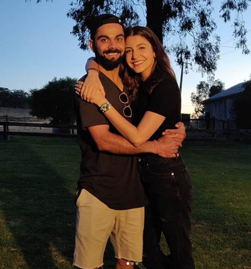 अनुष्का की लेटेस्ट तस्वीर पर फैंस के भी ढेरों कमेंट्स आ रहे हैं। मिसेज कोहली के चाहने वाले दिल खोलकर उनकी तारीफ कर रहे हैं।