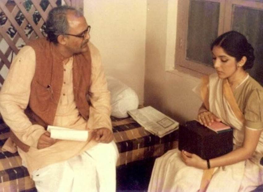 आलोक नाथ और नीना गुप्ता: दूरदर्शन के मशहूर शो बुनियाद में नीना गुप्ता आलोक नाथ की बहू बनी थीं। उस वक्त इस तरह की अफवाह थी कि दोनों एक दूसरे को डेट भी कर रहे हैं। (Photo: Doordarshan)