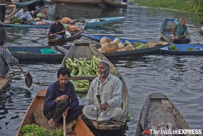 5 अगस्त को 370 के खात्मे से पहले से ही वहां धारा 144 लगा दी गई थी। मोबाइल और इंटरनेट सेवाएं भी बंद कर दी गई थीं।