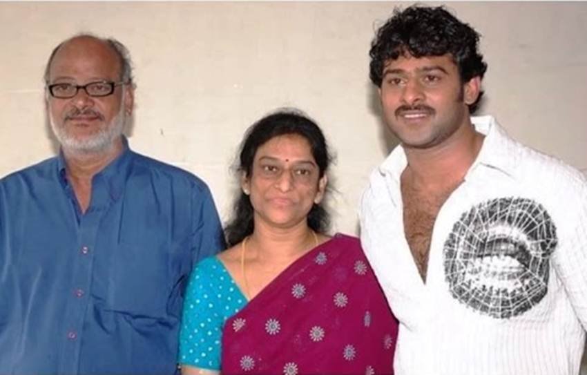 प्रभास की मां का नाम शिवा कुमारी है। प्रभास अकसर अपनी मां के साथ पब्लिक फंक्शन्स में दिख जाते हैं। बताया जाता है कि परिवार में वह सबसे ज्यादा करीब अपनी मां से ही हैं। (Photo: Wikihow)