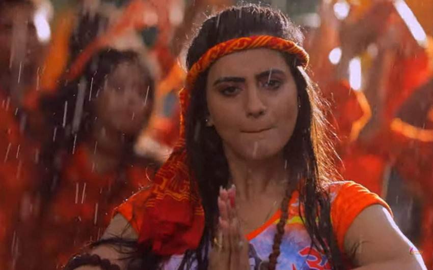 सावन के महीने में अक्षरा सिंह का कांवड़ गीत 'चली रे चली मैं तो भोले की गली' लोगों को खूब पसंद आ रहा है।