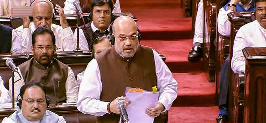 पहले से ही मीडिया में इस तरह की बातें चल रही थीं कि केंद्र सरकार जम्मू-कश्मीर के मसले पर आज कोई बड़ा फैसला कर सकती है। (Photo Source: PTI)
