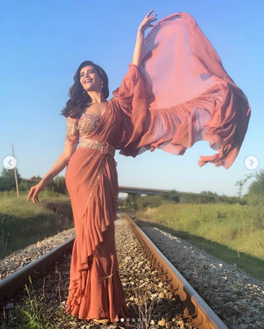 बता दें कि खतरों के खिलाड़ी एक स्टंट बेस्ड शो है। इस शो में सेलेब्स को एक से एक खतरनाक चैलेंजेस का सामना करना पड़ता है।
