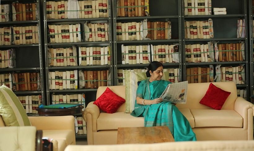 सुषमा स्वराज अभी हाल ही में अपने नए घर में शिफ्ट हुई थीं। इसकी जानकारी उन्होंने ट्वीट करके दी था। उन्होंने लिखा था- मैं अपने आधिकारिक आवास 8 सफदरजंग लेन, नई दिल्ली से शिफ्ट हो चुकी हूं। (Express photo by Tashi Tobgyal)