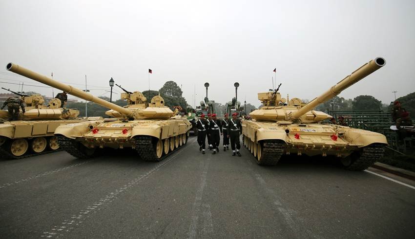 टैंकों की बात करें तो भारत के पास 4426 टैंक हैं जबकि पाक के पास 2182 टैंक हैं। भारत के पास एक एयरक्राफ्ट कैरियर भी है जबकि पाकिस्तान के पास कोई एयरक्राफ्ट कैरियर नहीं है।(Photo: Indian Express)