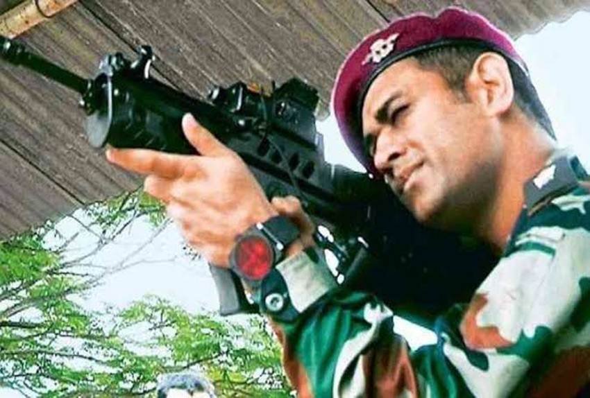 बता दें कि एम एस धोनी 31 जुलाई से सेना में ट्रेनिंग ले रहे हैं। वह 15 अगस्त तक अपनी बटालियन के साथ रहेंगे। (Photo: @PRINCEsri20/twitter)