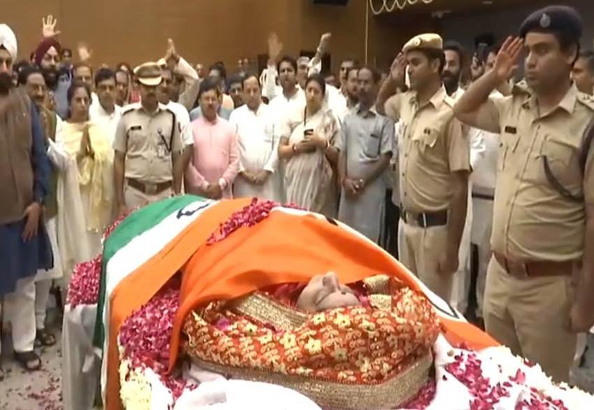 बीजेपी मुख्यालय से तिरंगे में लपेटकर सुषमा स्वराज के शव को शवदाह स्थल लाया गया। (फोटो सोर्स- एएनआई)