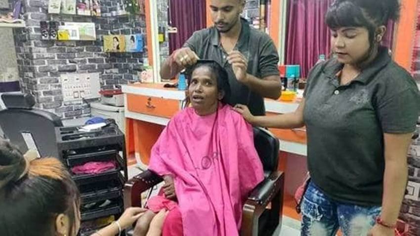 तस्वीरों में रानू किसी पार्लर में अपना मेकओवर करवाती नजर आ रही हैं।