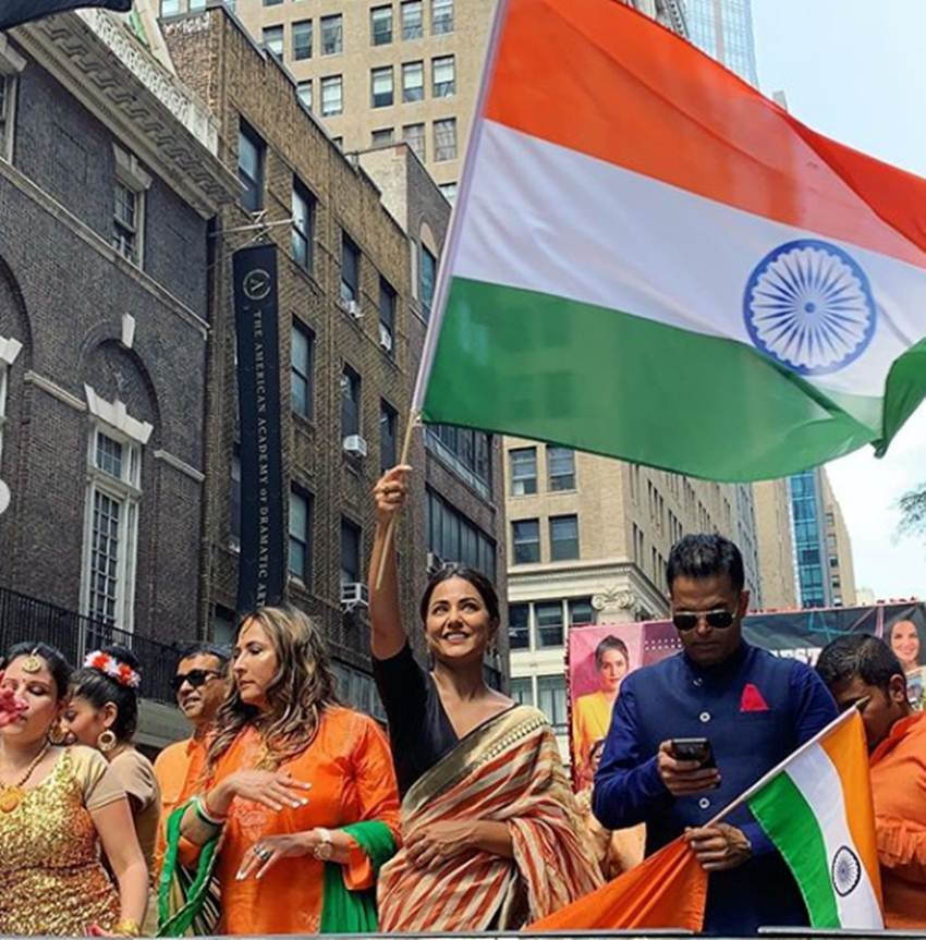 बता दें कि हिना खान ऐसी पहली टीवी एक्ट्रेस हैं जिन्हें न्यूयॉर्क के इंडिया डे परेड में तिरंगा लहराने का मौका मिला है।