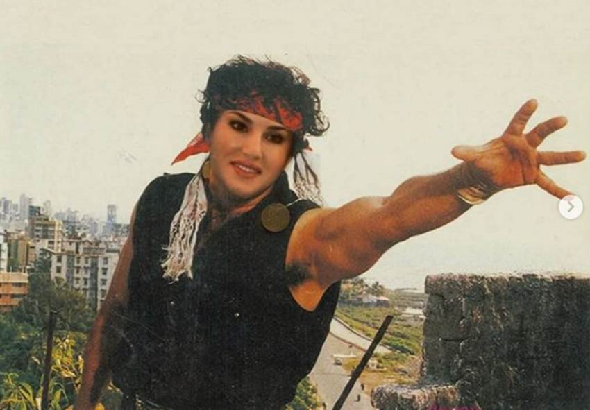 जीत के सनी देओल के शरीर पर सनी लियोनी का चेहरा। ये तस्वीर बेहद घटिया फोटोशॉप वर्क का सटीक उदाहरण बन सकती है।