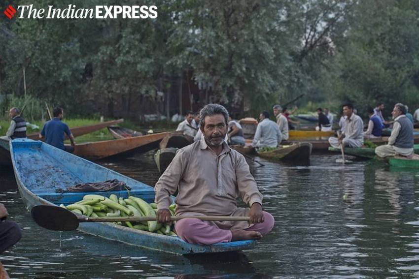 श्रीनगर के लाल चौक इलाके में लैंडलाइन सेवाओं को बहाल किया गया था लेकिन फिर से दो घंटे बाद ही बंद भी कर दिया गया।