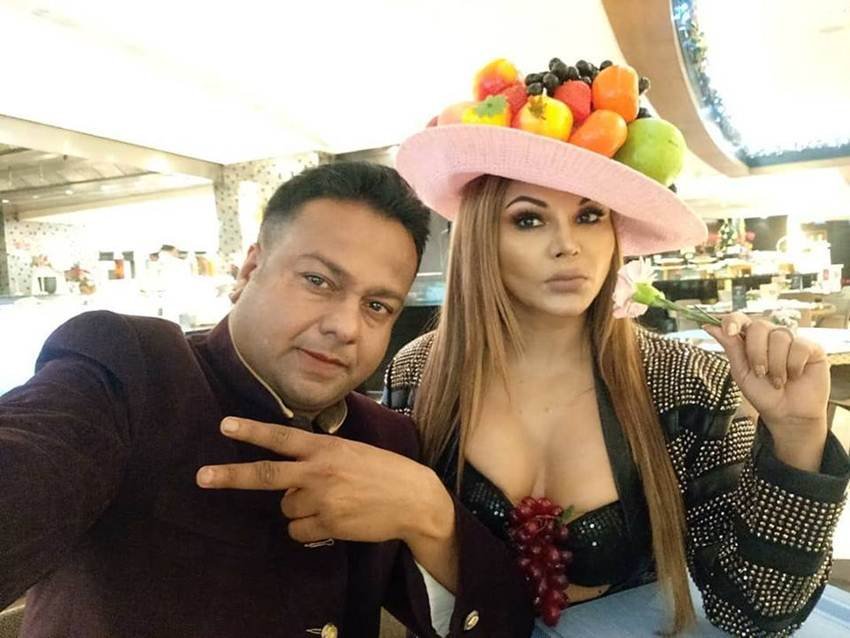 दोनों ने इस ऐलान के बाद खूब सुर्खियां बटोरीं। हालांकि हुआ वही जिसका ज्यदातर लोगों को अंदाजा था। शादी की बात सिर्फ पब्लिसिटी स्टंट निकली।