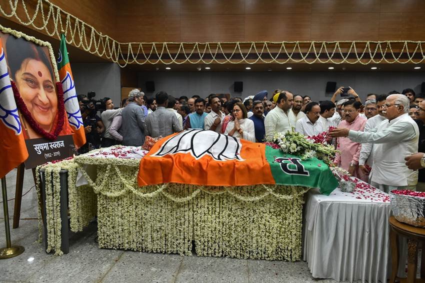 श्मशान लाने से पहले सुषमा स्वराज के पार्थिव शरीर को दर्शन के लिए बीजेपी मुख्यालय में रखा गया। (फोटो- पीटीआई)