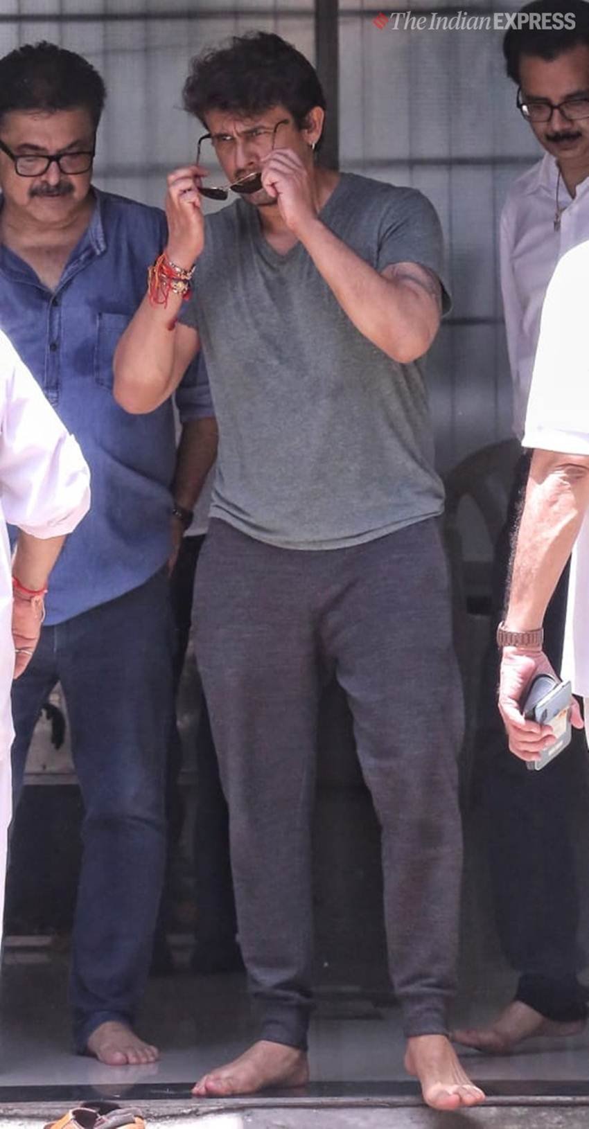 संगीत के जादूगर के अंतिम दर्शन को सिंगर सोनू निगम भी पहुंचे। (Express Photo: Amit Chakravarty)