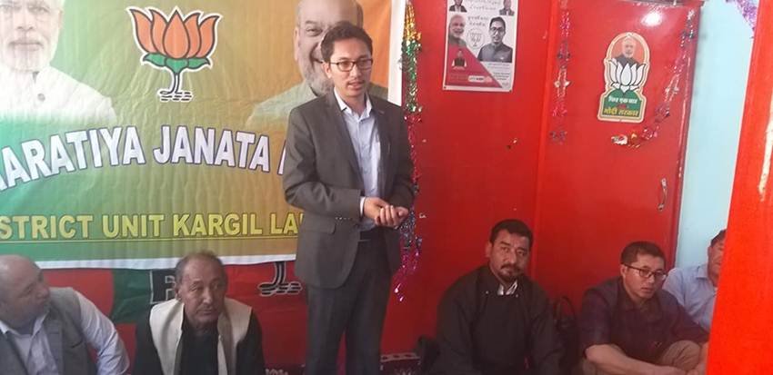 साल 2012 में जामयांग सेरिंग नामग्याल ने लेह में बीजेपी कार्यालय के केयरटेकर के तौर पर पार्टी के साथ अपना करियर स्टार्ट किया था। इस दौरान वह कार्यालय में आने वाले उन लोगों के लिए चिट्ठियां लिखा करते थे जो पढ़-लिख पाने में असमर्थ थे।