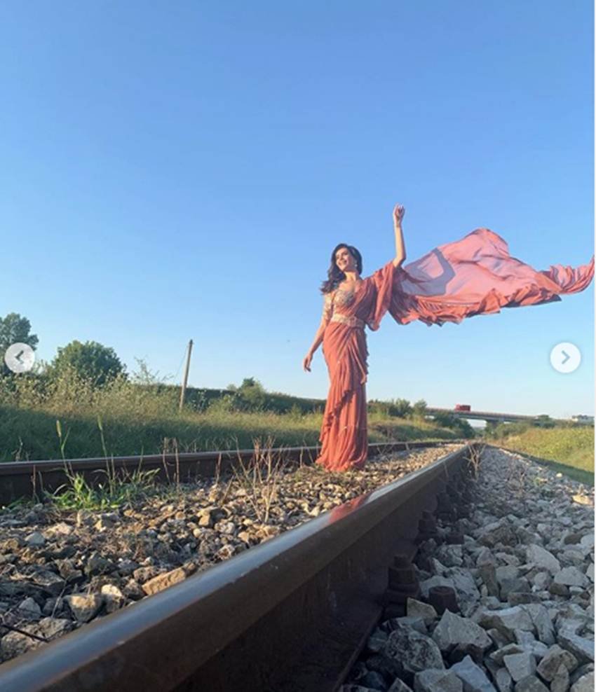 दरअसल करिश्मा तन्ना ने अपने इंस्टाग्राम अकाउंट से अपनी कुछ तस्वीरें शेयर कीं। इन तस्वीरों में वह साड़ी पहनकर रेलवे ट्रैक पर फोटोशूट करा रही हैं।