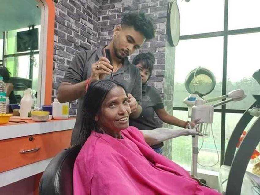 रानू ने पश्चिम बंगाल के रानाघाट स्टेशन को अपनी कमाई का जरिया बनाया। रानू स्टेशन के यात्रियों का गाना गाकर मनोरंजन करती हैं और चार पैसे कमाती हैं।